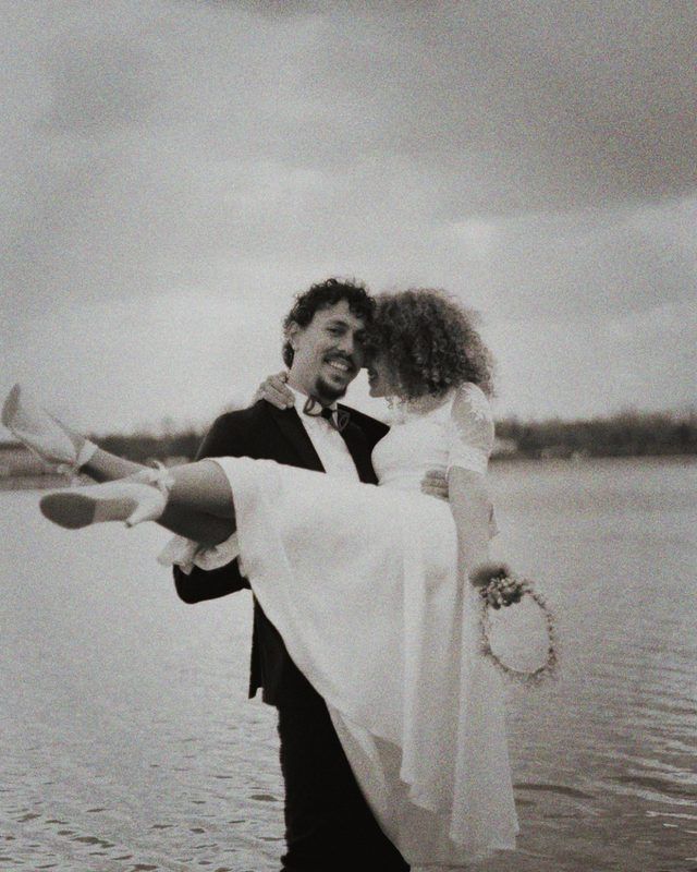 A wedding photo in the Cine 35 film look