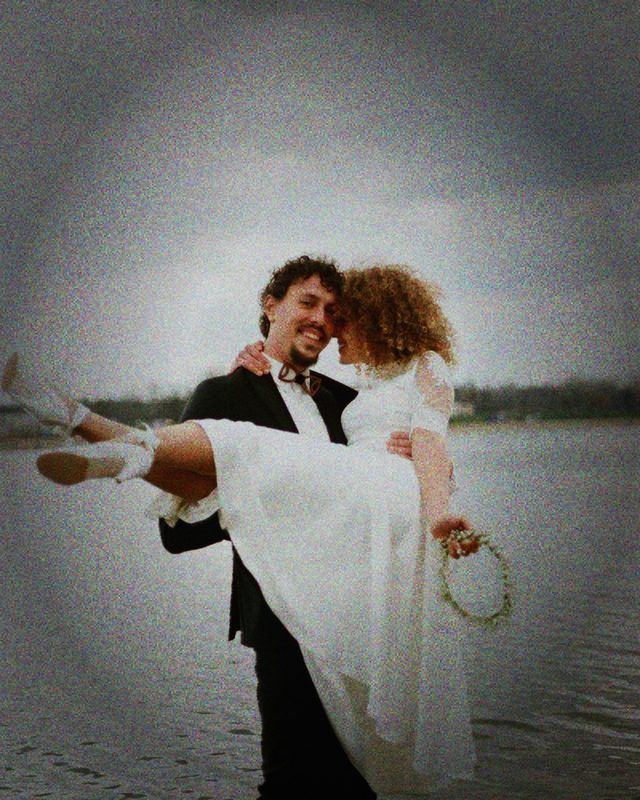 A wedding photo in the Flash 800 film look