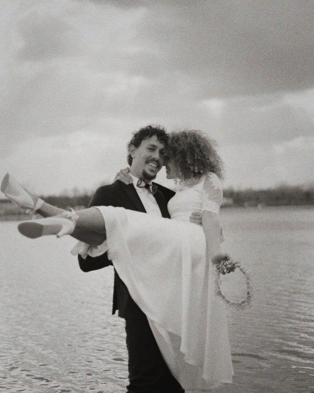 A wedding photo in the Portrait 160 film look