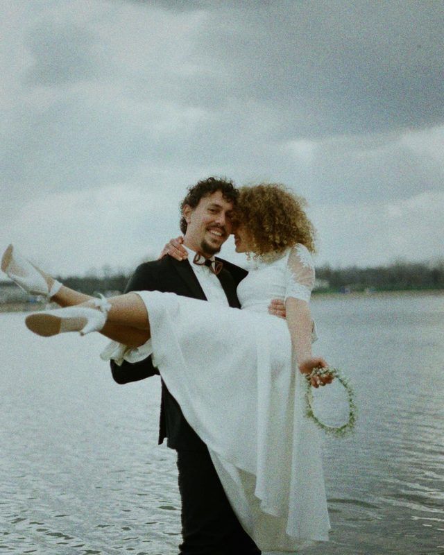 A wedding photo in the Daylight 200 film look